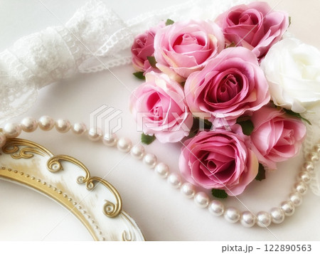 ピンクの薔薇とレースとパールのネックレス 122890563