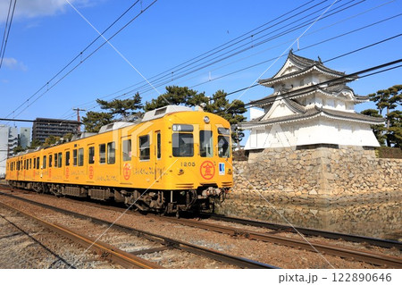 【ことでん】1200形〜しあわせさんこんぴらさん号〜と高松城（琴平線：高松築港〜片原町） 122890646