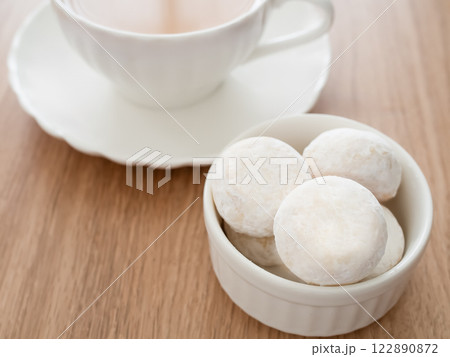スノーボールクッキーとホットミルクティー 122890872