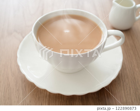 ティーカップの中のホットミルクティー 122890873