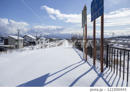 雪の積もった川辺 新津2 雪の積もった川辺 新津2 122890945