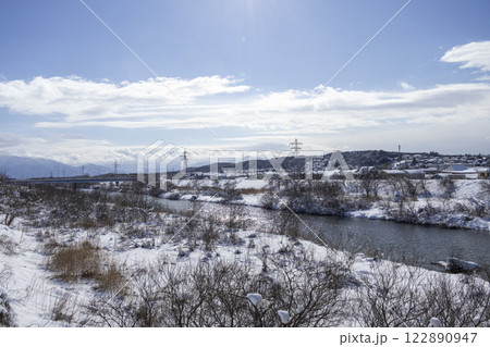 雪の積もった川辺　新津4 122890947