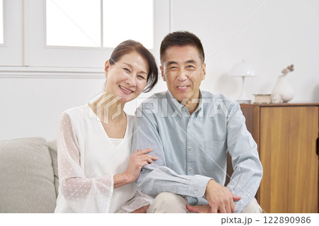 シニアの夫婦　ポートレート　リビング　カメラ目線 122890986
