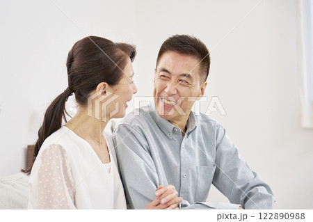 会話するシニアの夫婦 リビング 会話するシニアの夫婦 リビング 122890988