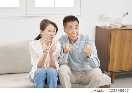 テレビを見るシニアの夫婦 リビング テレビを見るシニアの夫婦 リビング 122890997
