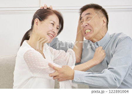 夫婦喧嘩するシニア夫婦 リビング 夫婦喧嘩するシニア夫婦 リビング 122891004