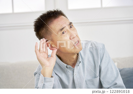 耳が遠いシニア男性　リビング 122891018