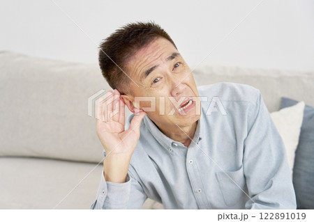 耳が遠いシニア男性　リビング 122891019