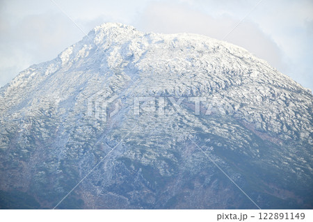 北海道知床半島の冠雪の羅臼岳 122891149