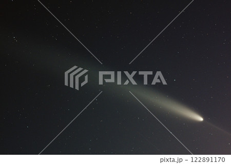 2024年10月16日北海道十勝地方の夕焼けの空に輝く紫金山-アトラス彗星 122891170