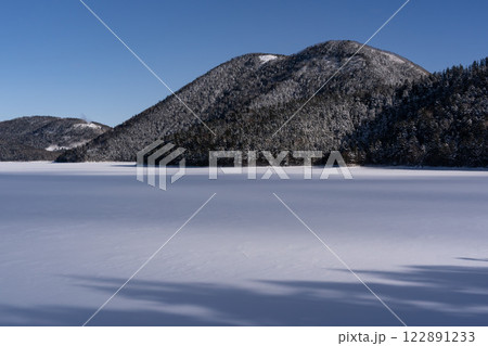 凍りついた然別湖 122891233