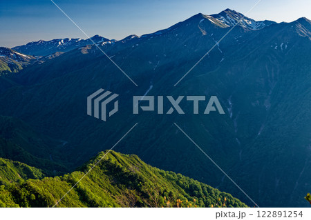 谷川岳・西黒尾根から見る朝日岳と巻機山 谷川岳・西黒尾根から見る朝日岳と巻機山 122891254