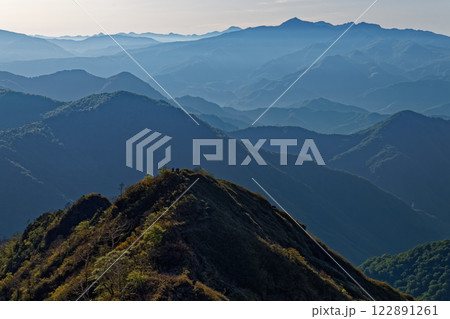 谷川岳・西黒尾根から見る上州武尊山と日光の山並み 122891261