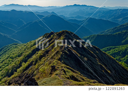 谷川岳・西黒尾根から見る上州武尊山と尾瀬の山並み 122891263