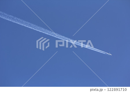 青空の中を飛ぶ飛行機と飛行機雲 青空の中を飛ぶ飛行機と飛行機雲 122891710