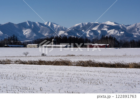 雪原の大地と日高山脈 122891763