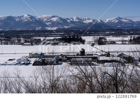 雪原の大地と日高山脈 雪原の大地と日高山脈 122891769