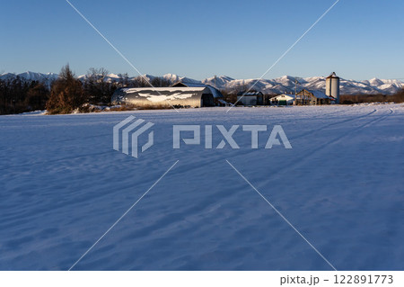 雪原の大地と日高山脈 122891773