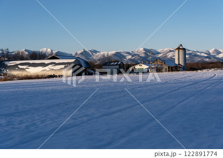 雪原の大地と日高山脈 122891774