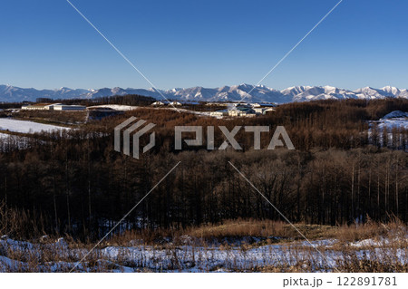 雪原の大地と日高山脈 122891781