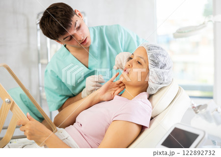 doctor calmly presents procedure's results 122892732