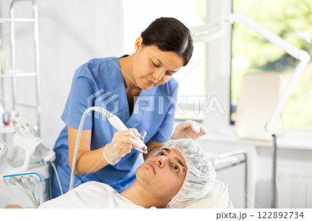 doctor employs hydrogen oxygen hydrating doctor employs hydrogen oxygen hydrating 122892734