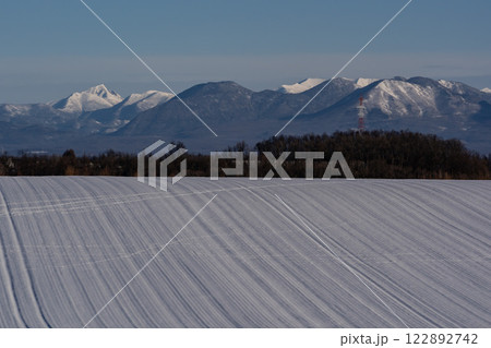 雪原の大地と大雪山 雪原の大地と大雪山 122892742