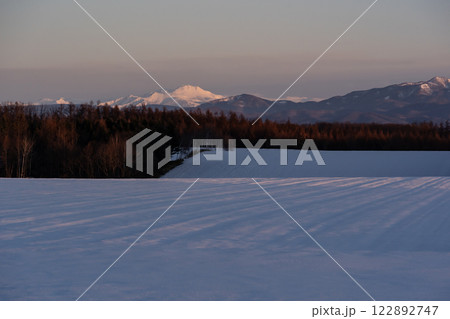 雪原の大地と大雪山 雪原の大地と大雪山 122892747