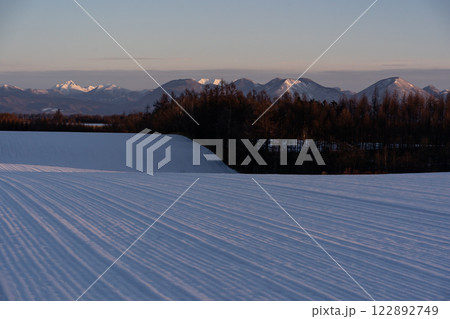 雪原の大地と大雪山 雪原の大地と大雪山 122892749