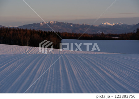 雪原の大地と大雪山 雪原の大地と大雪山 122892750