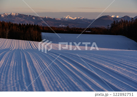 雪原の大地と大雪山 122892751