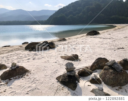 青森県の恐山の宇曽利湖極楽浜 122892881