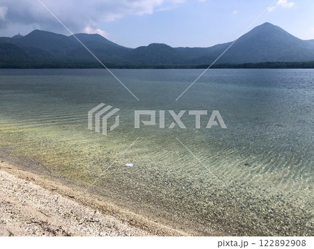 青森県の恐山の宇曽利湖極楽浜 青森県の恐山の宇曽利湖極楽浜 122892908