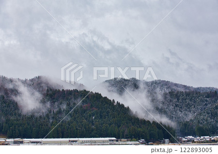 里山の雪景色 122893005