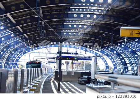 横浜市泉区　相鉄いずみ野線ゆめが丘駅のプラットホームと相鉄線車両 122893010