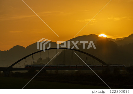 橋と夕日の風景 橋と夕日の風景 122893055