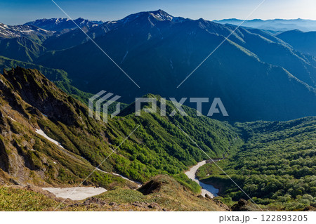 谷川岳・西黒尾根から見るマチガ沢と朝日岳・巻機山 谷川岳・西黒尾根から見るマチガ沢と朝日岳・巻機山 122893205