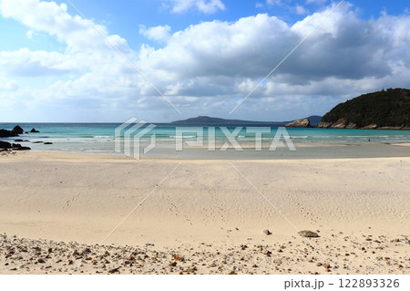 福江島の美しい砂浜とエメラルドグリーンの海(五島市 高浜海水浴場) 福江島の美しい砂浜とエメラルドグリーンの海(五島市 高浜海水浴場) 122893326