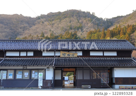 竹田駅と背後にそびえる竹田城跡(兵庫県朝来市) 竹田駅と背後にそびえる竹田城跡(兵庫県朝来市) 122893328