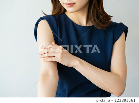 腕のケアをする女性 122893361