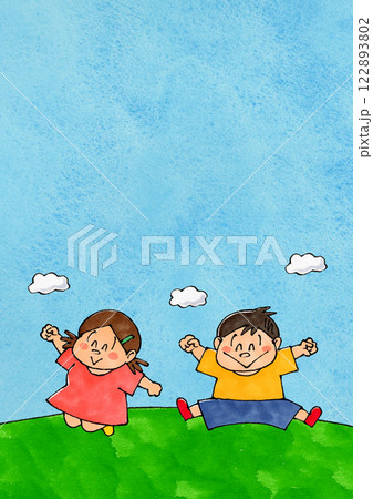 ジャンプする男の子と女の子　コピースペース(青空) 122893802