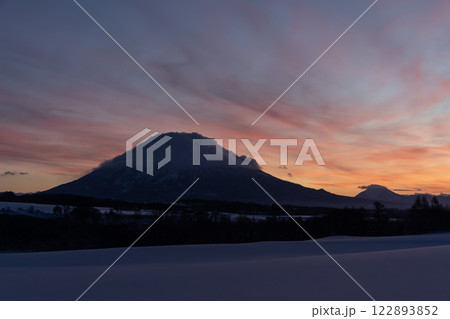 朝焼けの羊蹄山 122893852