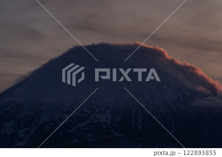 朝焼けの羊蹄山 122893855