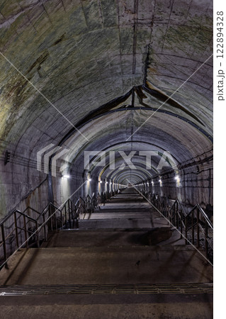 上越線・土合駅の地下ホームへの階段 122894328