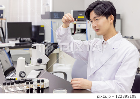 研究室　開発　実験室　臨床検査　バイオテクノロジー　新薬 122895109