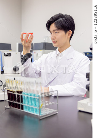 研究室　開発　実験室　臨床検査　バイオテクノロジー　新薬 122895116