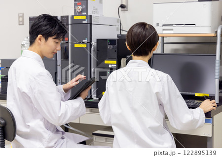 研究室　開発　実験室　臨床検査　バイオテクノロジー　新薬 122895139