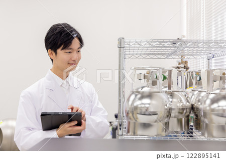 研究室 開発 実験室 臨床検査 バイオテクノロジー 新薬 研究室 開発 実験室 臨床検査 バイオテクノロジー 新薬 122895141