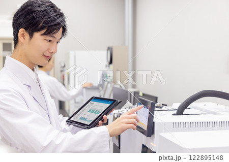 研究室　開発　実験室　臨床検査　バイオテクノロジー　新薬 122895148