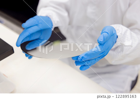 シリコンウェハーを検査するエンジニア 122895163